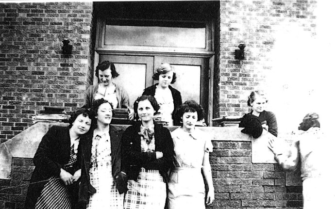 Goshen teenagers waiting at Midvale School in 1935